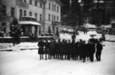 [Szklarska Poręba : grupa przed hotelem "Orbis"] (fot. 5) [Dokument ikonograficzny]