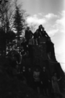 [Szklarska Poręba : grupa na skałkach] [Dokument ikonograficzny]