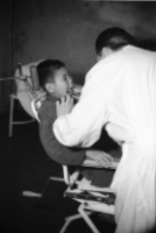 [Dzieci z Korei w Szklarskiej Porębie : u dentysty] [Dokument ikonograficzny]