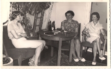 Spotkanie kierownika Ireny Papciak i inst. J. Kosiec z dyr. WiMBP mgr Guzowską w 1962 r.