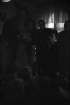 [Piechowice : "Dziadek Mróz" w Domu Kultury] (fot. 1) [Dokument ikonograficzny]