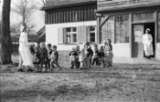 [Żłobek w Piechowicach : spacer] (fot. 1) [Dokument ikonograficzny]