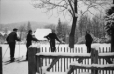 [Szklarska Poręba : grupa narciarzy] (fot. 14) [Dokument ikonograficzny]