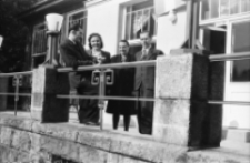 [Szklarska Poręba : grupa pracowników przed hotelem "Orbis"] (fot. 3) [Dokument ikonograficzny]