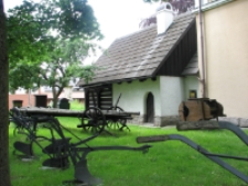 Jelenia Góra : Muzeum Karkonoskie - maszyny rolnicze (fot.2) [Dokument ikonograficzny]