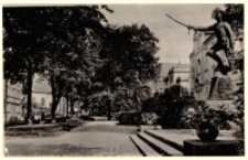 Hirschberg im Riesengebirge, Adolf Hitler Strase mit Graf von Waldersee Denkmal. [Dokument ikonograficzny]