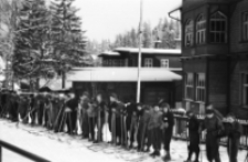 [Szklarska Poręba : narciarze] (fot. 1) [Dokument ikonograficzny]