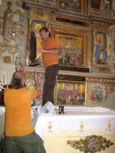 Rzeźby - montaż w kościele 3 [Dokument ikonograficzny]