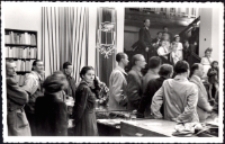 Otwarcie księgarni przy ul. 1. Maja 10 : najwiekszej na Dolnym Śląsku - 1952 rok (fot. 4) [Dokument ikonograficzny]