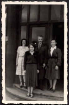 Księgarnia : pracownicy (fot. 2) [Dokument ikonograficzny]