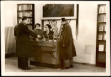 Barbara Czarnota i Władysław Kowalczyk w ksiegarni w Jeleniej Górze [Dokument ikonograficzny]