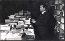 Władysław Kowalczyk w ksiegarni [Dokument ikonograficzny]