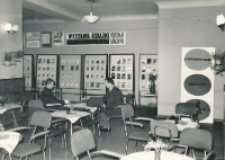 W Klubie Księgarza (fot. 1) [Dokument ikonograficzny]