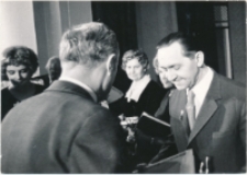 Władysław Kowalczyk - wręczenie dyplomu [Dokument ikonograficzny]