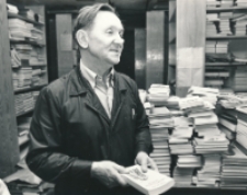 Władysław Kowalczyk w ksiegarni (fot. 4) [Dokument ikonograficzny]