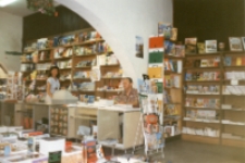 Władysław Kowalczyk w ksiegarni w rynku w Jeleniej Górze (fot. 1) [Dokument ikonograficzny]