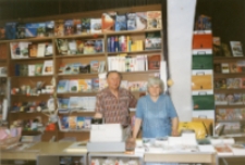 Władysław Kowalczyk w ksiegarni w rynku w Jeleniej Górze (fot. 2) [Dokument ikonograficzny]