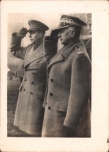 Gen. Władysław Sikorski z oficerem brytyjskim – fotografia wykonana prawdopodobnie w Anglii, początek lat 40. 20 wieku [Dokument ikonograficzny]