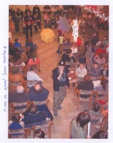 Fotografia Romany Obrockiej z licytacji Wielkiej Księgi Obornik Śląskich My, oborniczanie podczas Wielkiej Orkiestry Świątecznej Pomocy w Obornickim Ośrodku Kultury, 8 stycznia 2006 r. [Dokument ikonograficzny]