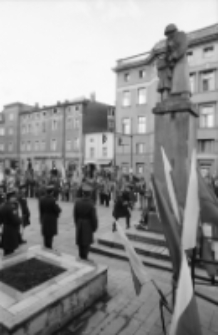 Jelenia Góra : uroczystość przed pomnikiem bohaterów Armii Radzieckiej (fot. 1) [Dokument ikonograficzny]