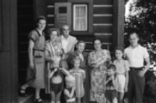 [Hofmanowie i Ginterowie przed domem - Szklarska Poręba] [Dokument ikonograficzny]