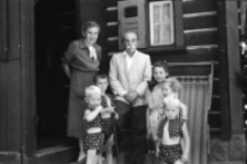 [Hofmanowie i Ginterowie przed domem - Szklarska Poręba] (fot. 2) [Dokument ikonograficzny]