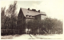 Zdjęcie budynku Szkoły Podstawowej nr 1 w Obornikach Śląskich, lata 50. XX w. [Dokument ikonograficzny]