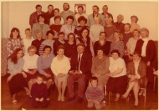 Zdjęcie grupowe pracowników Urzędu Gminy Oborniki Śląskie z naczelnikiem Pawłem Misiorkiem, lata 80. XX w. [Dokument ikonograficzny]