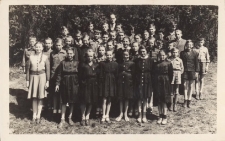 Zdjęcie klasy 7a Szkoły Podstawowej nr 1 w Obornikach Śląskich z wychowawcą Julianem Miziołkiem, rok szkolny 1956/1957 r. [Dokument ikonograficzny]