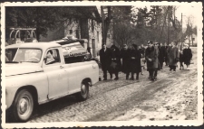 Pogrzeb Franciszki Pawluk, ul. Trzebnicka 63, 1964 r. [Dokument ikonograficzny]