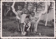 Zjazd rodziny Pawluków - dzieci na podwórku koło studni, lata 60. XX w. (Fot. 1) [Dokument ikonograficzny]