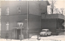 Pierwsza siedziba biblioteki publicznej w latach 1949-1953 w Obornikach Śląskich przy ul. Łokietka (na 1 piętrze), lata 70. XX w. [Dokument ikonograficzny]