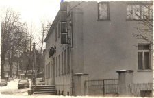 Druga siedziba biblioteki publicznej w Obornikach Śląskich przy ul. Dworcowej (Później kino Astra), lata 70. XX w. [Dokument ikonograficzny]