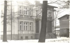 Siedziba biblioteki publicznej przy ul. Dworcowej 44 w Obornikach Śląskich w latach 1972-1980 (obecnie budynek mieszkalny), lata 70. XX w. [Dokument ikonograficzny]