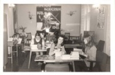 Młodzież z liceum pedagogicznego w bibliotece publicznej w Obornikach Śląskich - wystawa o Mikołaju Koperniku, 1973 r. [Dokument ikonograficzny]