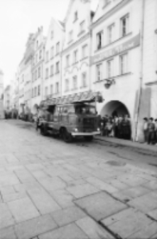 Jelenia Góra : strażacy na Placu Ratuszowym (fot. 2) [Dokument ikonograficzny]