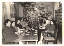 Fotografie ze spotkań w bibliotece publicznej, 1973-1975 r. [Dokument ikonograficzny]