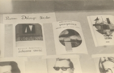 Fragment wystawy biblioteki publicznej w Obornikach Śląskich na kiermaszu książek, 1980 r. [Dokument ikonograficzny]