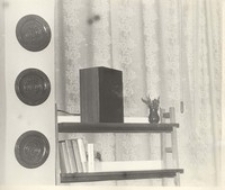 Wnętrza biblioteki publicznej w Obornikach Śląskich po remoncie w 1978 r. [Dokument ikonograficzny]