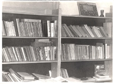 Wnętrze punktu bibliotecznego w Urazie, podległego bibliotece publicznej w Obornikach Śląskich, a mieszczącego się w Szkole Podstawowej w Urazie, 1979 r. [Dokument ikonograficzny]