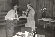 Obchody jubileuszu 30-lecia biblioteki publicznej w Obornikach Śląskich - list gratulacyjny od dyrekcji Wojewódzkiej i Miejskiej Biblioteki Publicznej we Wrocławiu wręcza dyr. Irenie Zielińskiej instruktor Danuta Jędrowiak, 1979 r. [Dokument ikonograficzny]