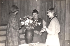 Obchody jubileuszu 30-lecia biblioteki publicznej w Obornikach Śląskich - nagrody wręcza dyr. Irena Zielińska, 1979 r. [Dokument ikonograficzny]