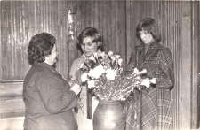 Obchody jubileuszu 30-lecia biblioteki publicznej w Obornikach Śląskich - nagroda dla kierownika filii w Osoli Elżbiety Kornickiej, 1979 r. [Dokument ikonograficzny]