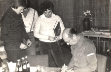 Obchody jubileuszu 30-lecia biblioteki publicznej w Obornikach Śląskich - Andrzej Walig&oacute;rski składa autografy, 1979 r. [Dokument ikonograficzny]
