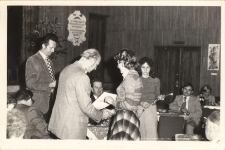 Obchody Dnia Działacza Kultury: nagroda dla Renaty Bajer, kierownika punktu bibliotecznego w Kotowicach, 19.05.1980 r. [Dokument ikonograficzny]