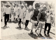 Pochód postaci literackich, organizowany wspólnie z obornickimi szkołami i ośrodkiem kultury, wiosna 1980 r. [Dokument ikonograficzny]