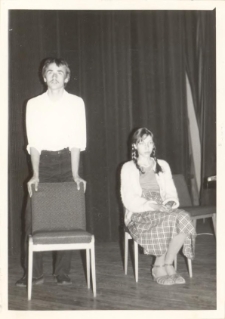 Koło Miłośnik&oacute;w Literatury przy bibliotece publicznej w Obornikach Śląskich, Ryszard Brodziak i Kasia Juchniewicz, 1981 r. [Dokument ikonograficzny]