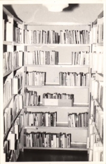 Wnętrze filii biblioteki w Rościsławicach, 1981 r. [Dokument ikonograficzny]