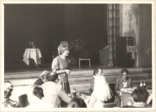 Obchody Dnia Działacza Kultury, Anna Guzowska, wicedyrektor Wojewódzkiej i Miejskiej Biblioteki Publicznej we Wrocławiu, 1981 r. [Dokument ikonograficzny]