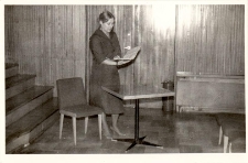 Dyrektor Miejsko-Gminnej Bilioteki Publicznej w Obornikach Śląskich Irena Zielińska przedstawia informację na temat działalności placówek bibliotecznych w gminie – ośrodek kultury, maj 1984 r. [Dokument ikonograficzny]